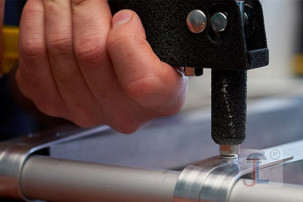 Can i use stainless steel rivets on aluminum