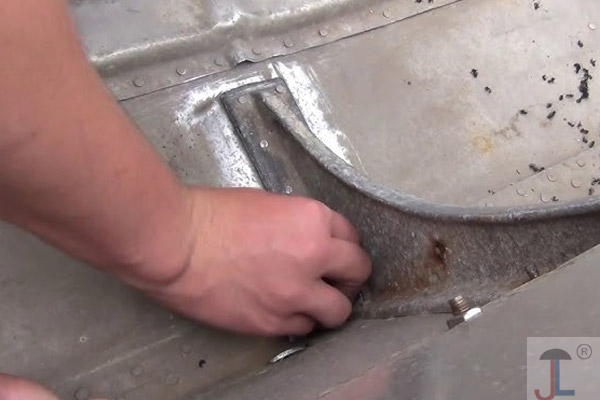 Can you use stainless steel screws in aluminum boat